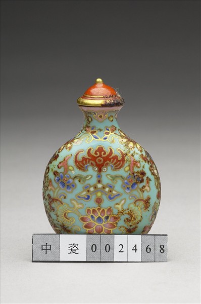 粉彩湖綠地花卉紋鼻煙壺