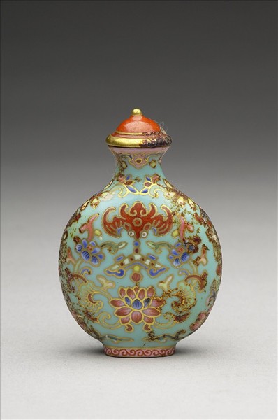 粉彩湖綠地花卉紋鼻煙壺