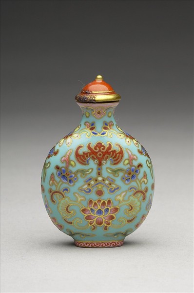 粉彩湖綠地花卉紋鼻煙壺