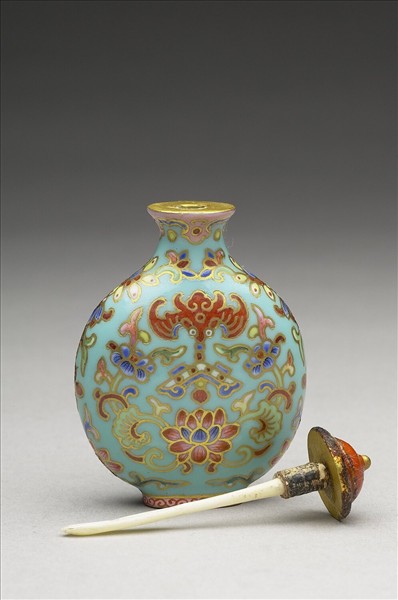 粉彩湖綠地花卉紋鼻煙壺