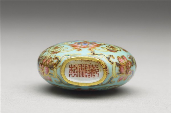 粉彩湖綠地花卉紋鼻煙壺