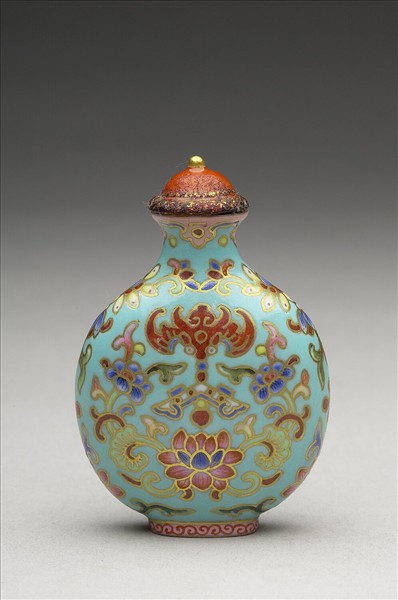 粉彩湖綠地花卉紋鼻煙壺