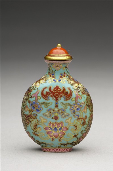 粉彩湖綠地花卉紋鼻煙壺