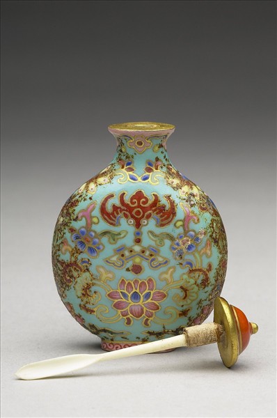 粉彩湖綠地花卉紋鼻煙壺