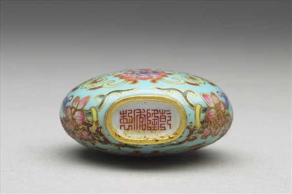 粉彩湖綠地花卉紋鼻煙壺