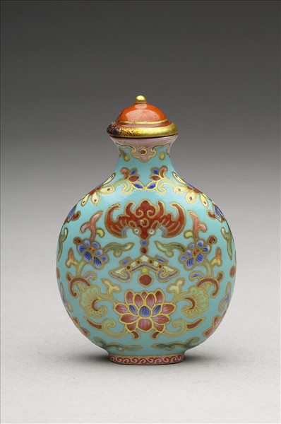 粉彩湖綠地花卉紋鼻煙壺