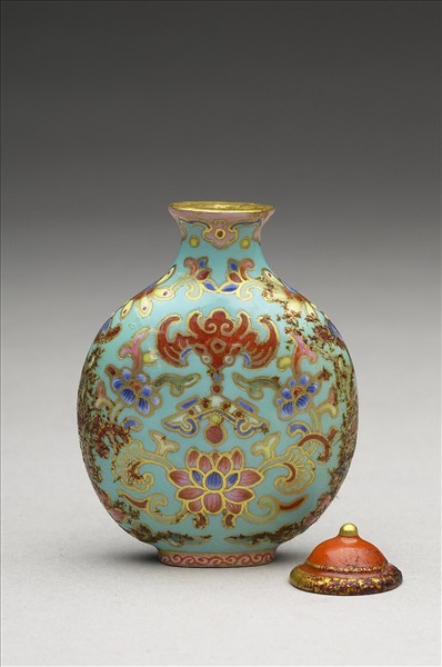 粉彩湖綠地花卉紋鼻煙壺