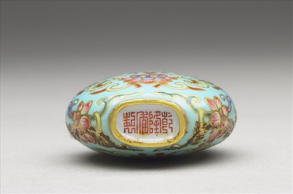 粉彩湖綠地花卉紋鼻煙壺