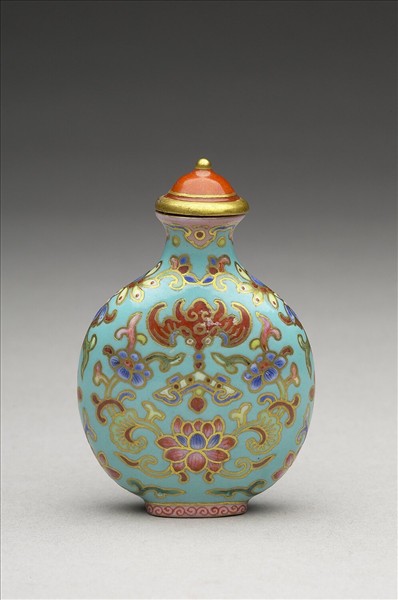 粉彩湖綠地花卉紋鼻煙壺