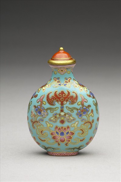 粉彩湖綠地花卉紋鼻煙壺