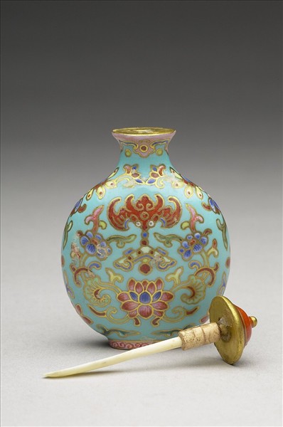 粉彩湖綠地花卉紋鼻煙壺