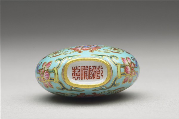 粉彩湖綠地花卉紋鼻煙壺