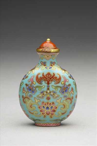 粉彩湖綠地花卉紋鼻煙壺