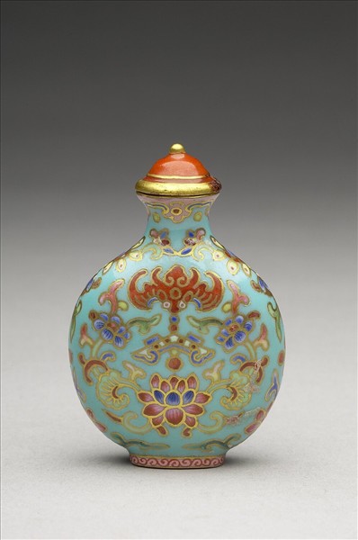 粉彩湖綠地花卉紋鼻煙壺