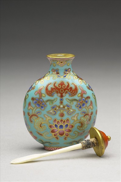 粉彩湖綠地花卉紋鼻煙壺