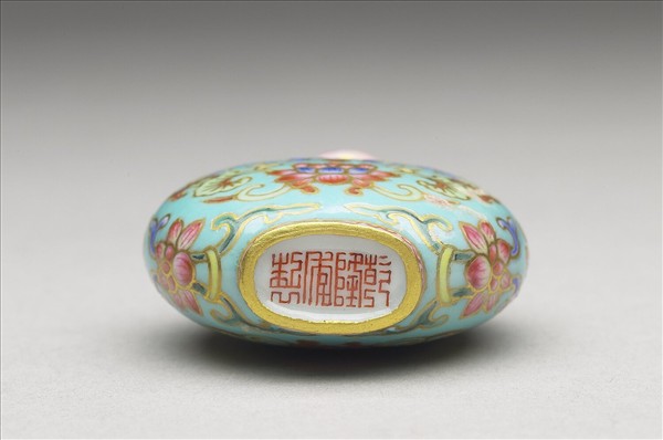 粉彩湖綠地花卉紋鼻煙壺