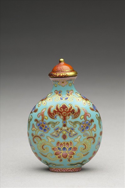 粉彩湖綠地花卉紋鼻煙壺