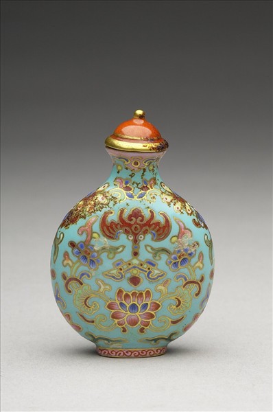 粉彩湖綠地花卉紋鼻煙壺