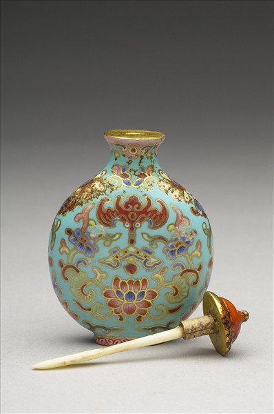 粉彩湖綠地花卉紋鼻煙壺