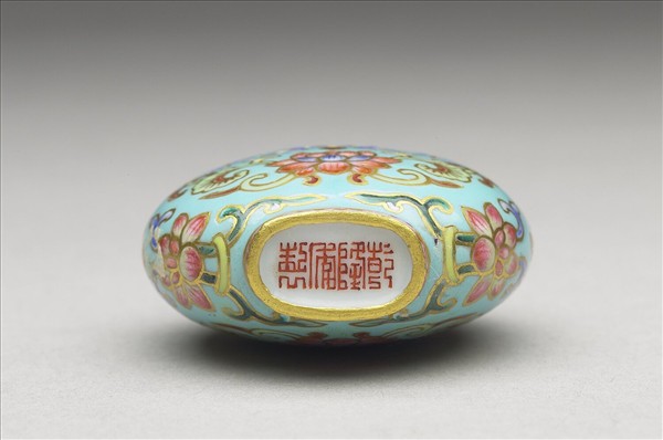 粉彩湖綠地花卉紋鼻煙壺