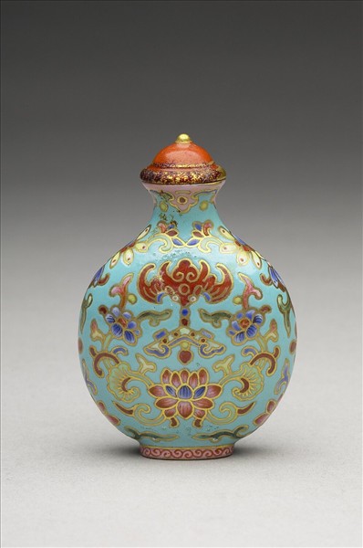 粉彩湖綠地花卉紋鼻煙壺