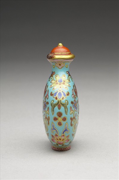 粉彩湖綠地花卉紋鼻煙壺