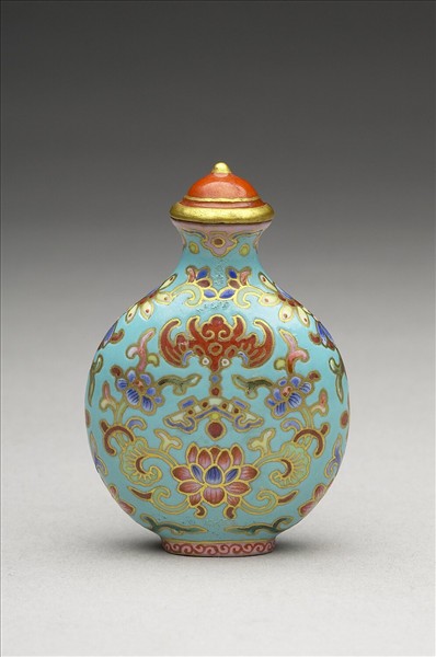 粉彩湖綠地花卉紋鼻煙壺