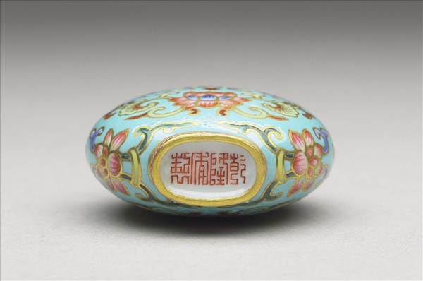 粉彩湖綠地花卉紋鼻煙壺