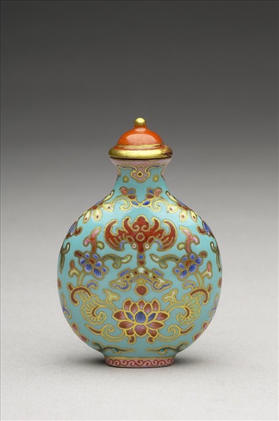 粉彩湖綠地花卉紋鼻煙壺