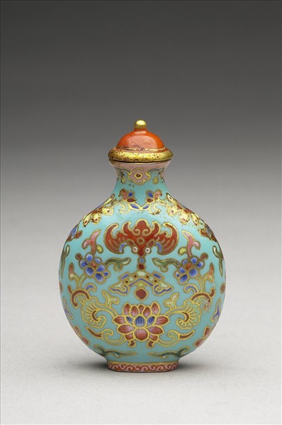 粉彩湖綠地花卉紋鼻煙壺