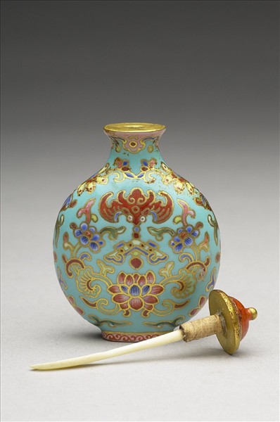 粉彩湖綠地花卉紋鼻煙壺