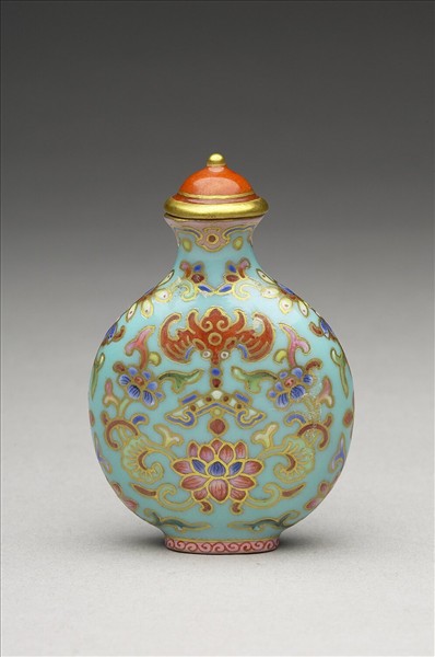 粉彩湖綠地花卉紋鼻煙壺