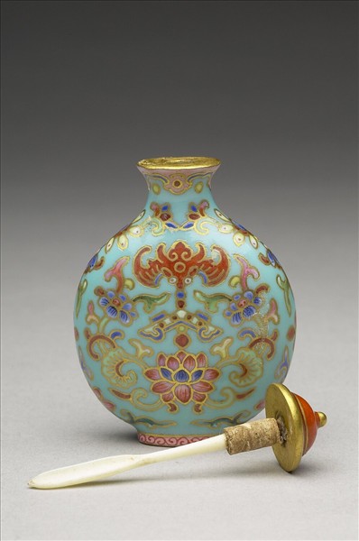 粉彩湖綠地花卉紋鼻煙壺