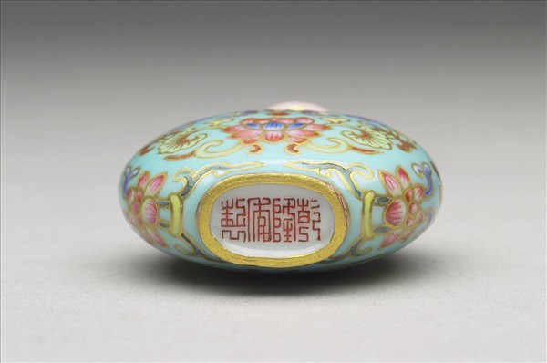 粉彩湖綠地花卉紋鼻煙壺