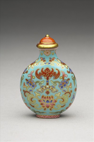 粉彩湖綠地花卉紋鼻煙壺