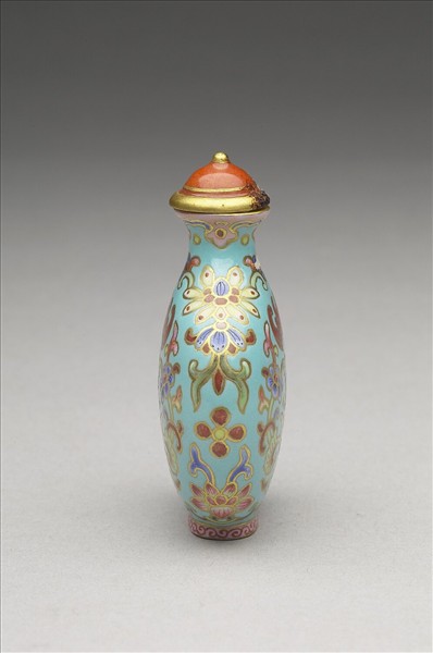 粉彩湖綠地花卉紋鼻煙壺