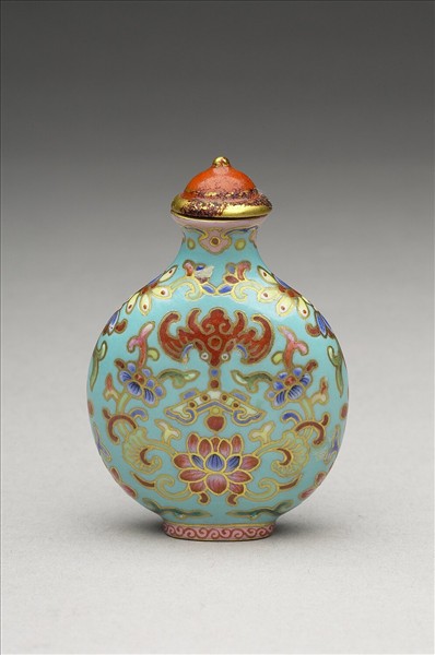 粉彩湖綠地花卉紋鼻煙壺