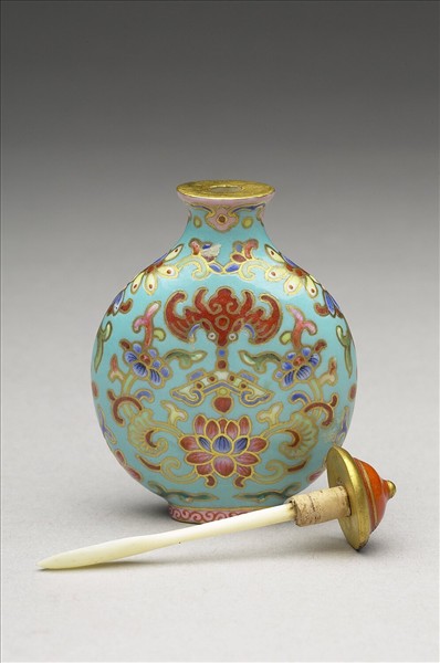 粉彩湖綠地花卉紋鼻煙壺