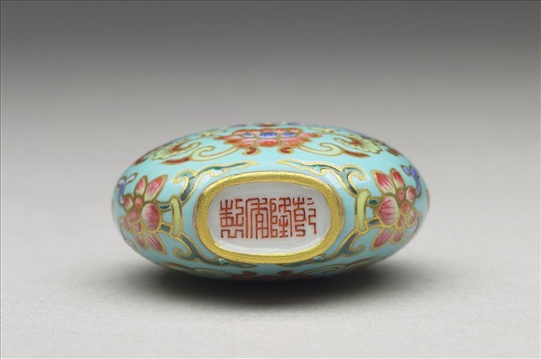 粉彩湖綠地花卉紋鼻煙壺