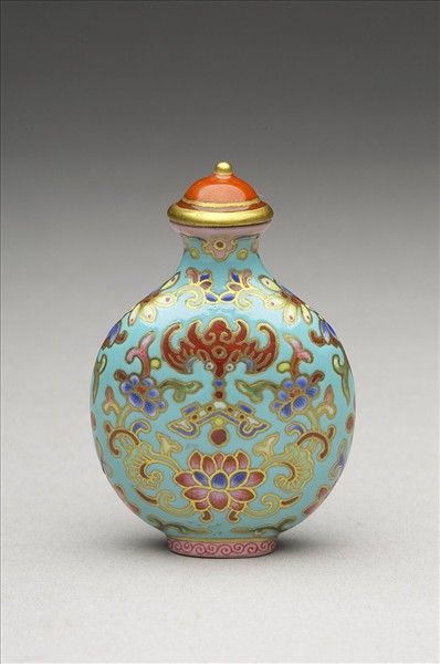 粉彩湖綠地花卉紋鼻煙壺