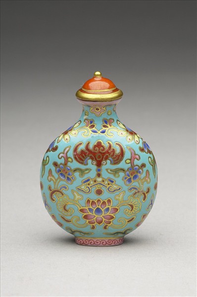 粉彩湖綠地花卉紋鼻煙壺