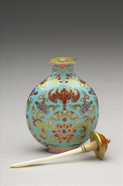 粉彩湖綠地花卉紋鼻煙壺