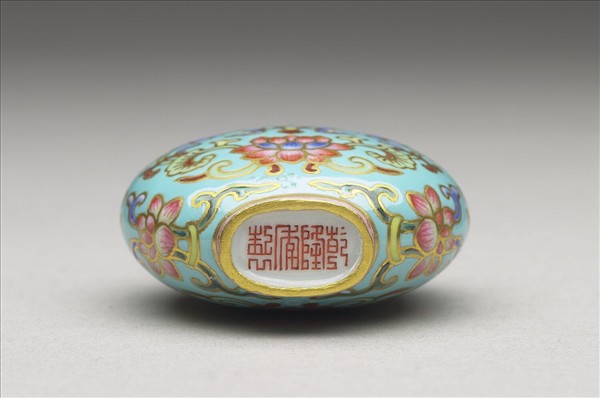 粉彩湖綠地花卉紋鼻煙壺