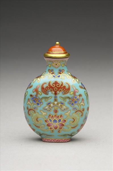 粉彩湖綠地花卉紋鼻煙壺