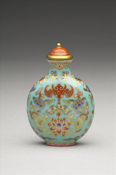 粉彩湖綠地花卉紋鼻煙壺