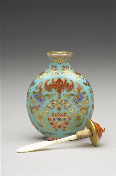 粉彩湖綠地花卉紋鼻煙壺