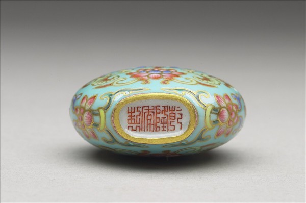 粉彩湖綠地花卉紋鼻煙壺