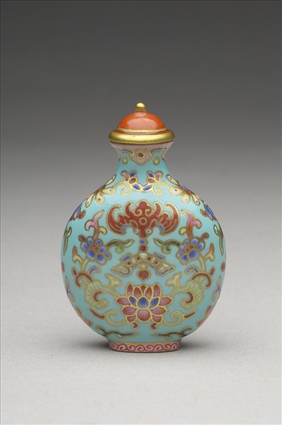 粉彩湖綠地花卉紋鼻煙壺