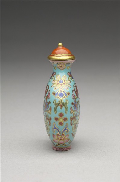 粉彩湖綠地花卉紋鼻煙壺