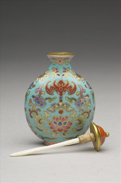 粉彩湖綠地花卉紋鼻煙壺